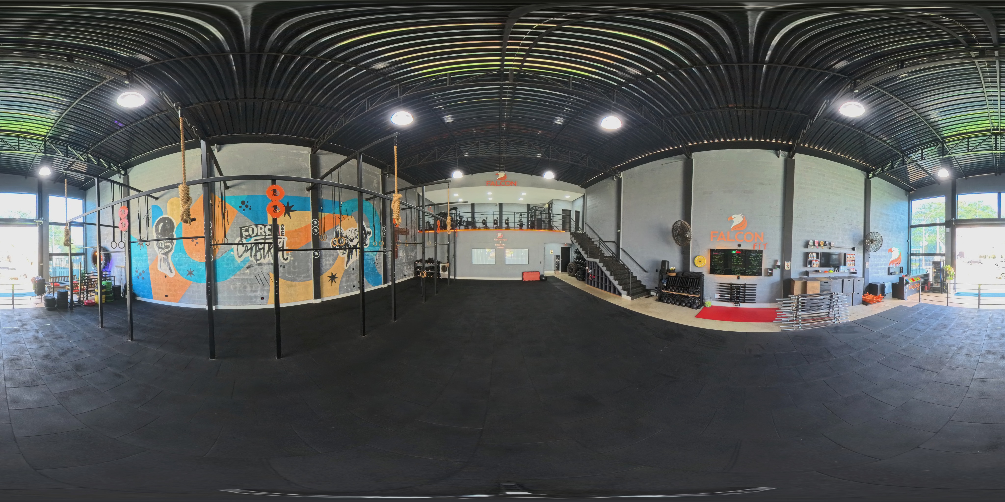 Panorama do interior do box de crossfit da Falcon Fit